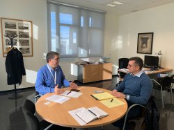 A la izquierda el director del Campus, Xavier Farré, junto al director de negocio de la Fundació URV, a la derecha, José Manuel López, en la reunión de trabajo